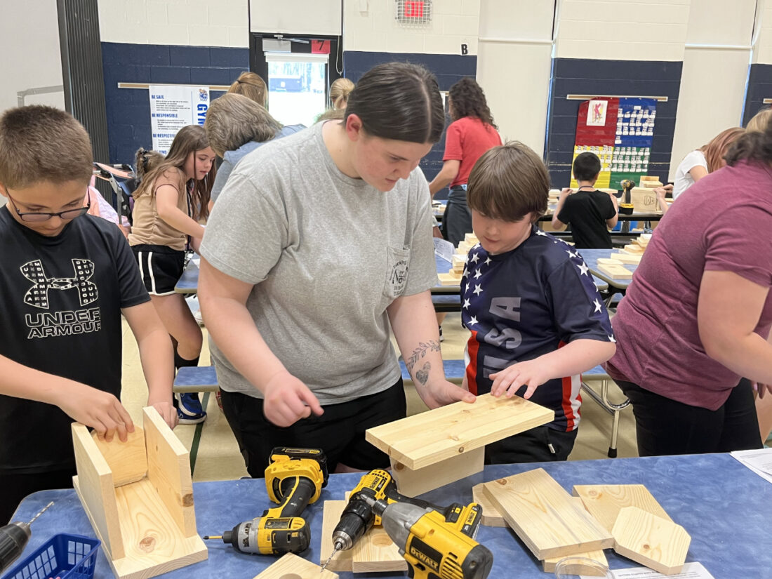 MH Elementary students build birdhouses, learn about bluebirds and